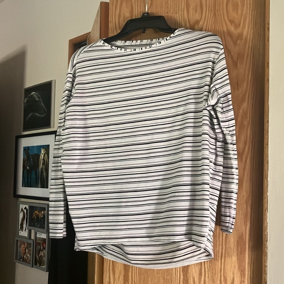 Lululemon “Back in Action” long sleeve black & white - Picture 5 of 12